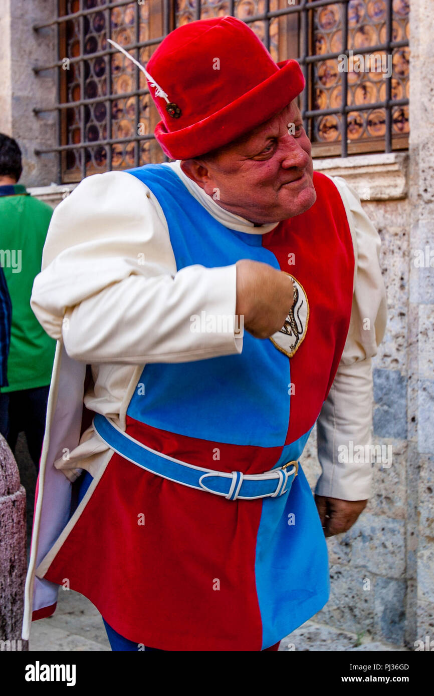 Die Menschen vor Ort für die Zuordnung der Pferde Zeremonie in der Piazza Del Campo, Palio di Siena, Siena, Italien beginnen Stockfoto