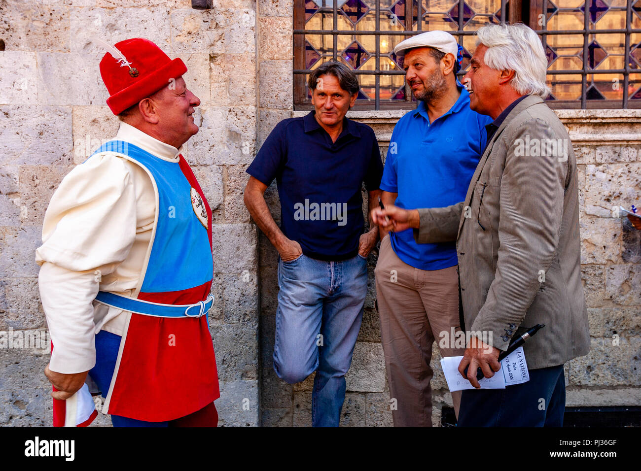 Die Menschen vor Ort für die Zuordnung der Pferde Zeremonie in der Piazza Del Campo, Palio di Siena, Siena, Italien beginnen Stockfoto
