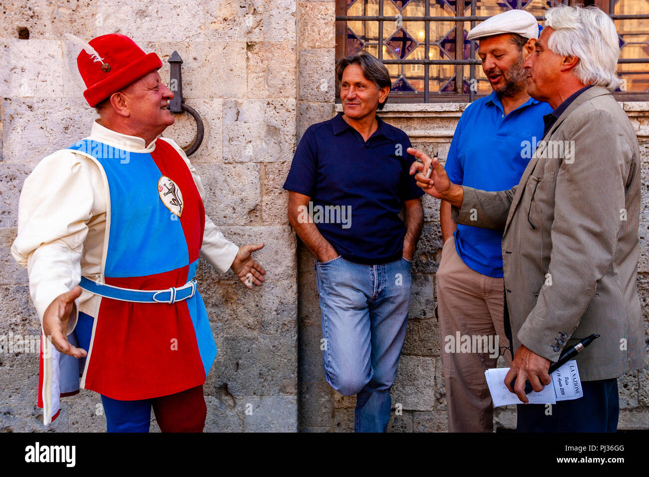 Die Menschen vor Ort für die Zuordnung der Pferde Zeremonie in der Piazza Del Campo, Palio di Siena, Siena, Italien beginnen Stockfoto