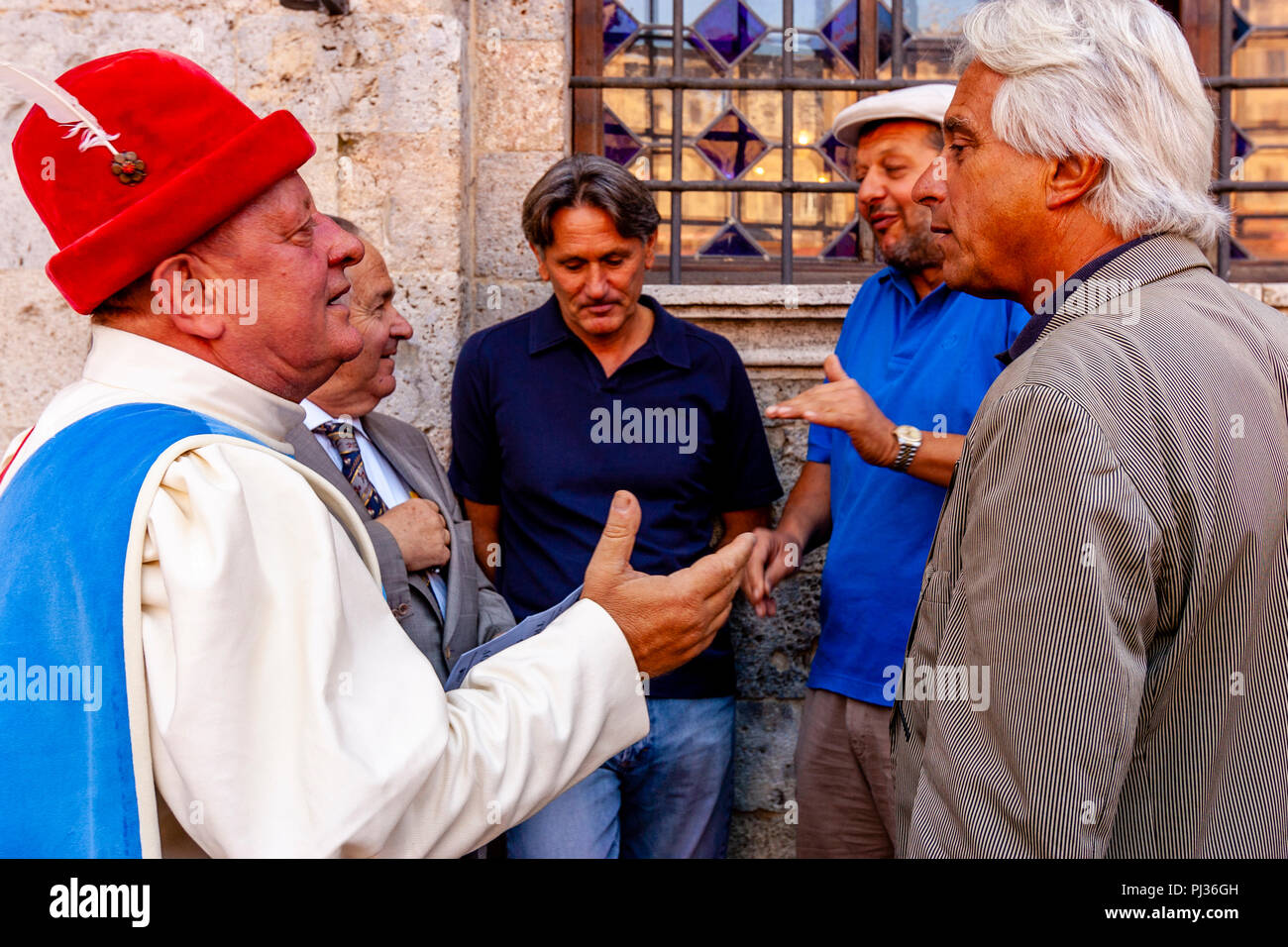 Die Menschen vor Ort für die Zuordnung der Pferde Zeremonie in der Piazza Del Campo, Palio di Siena, Siena, Italien beginnen Stockfoto