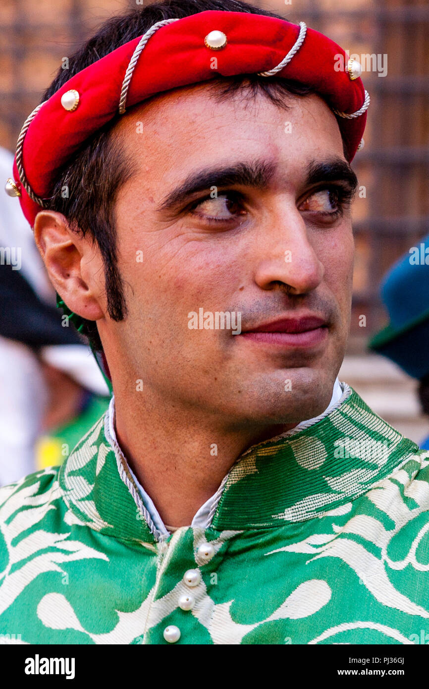 Ein sienesischen Mann in mittelalterlichen Kostüm an den Palio di Siena, Siena, Italien gekleidet Stockfoto