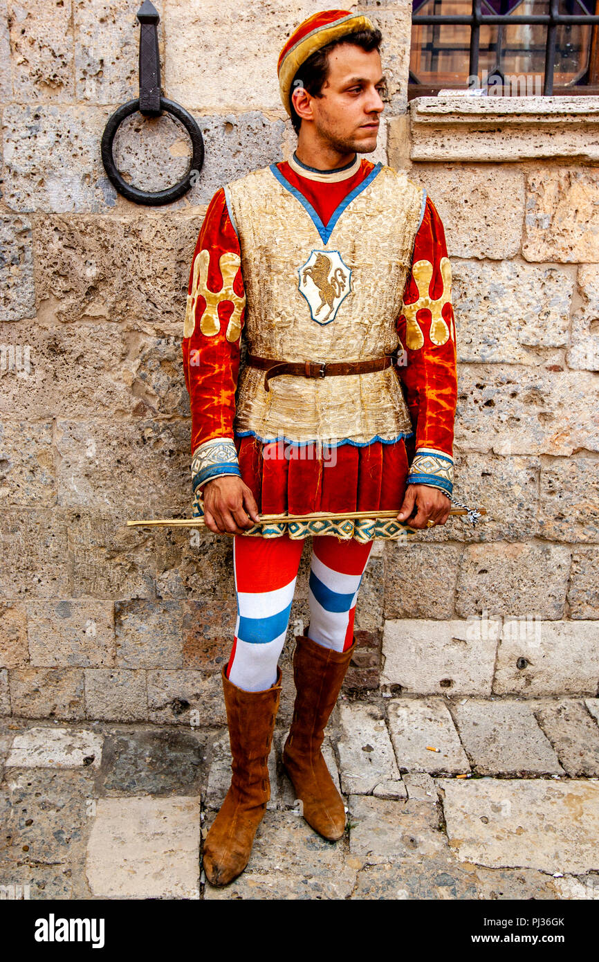 Ein Mann aus dem Leocorno (Einhorn) Contrada wartet auf die Zuordnung der Pferde Zeremonie in der Piazza Del Campo, Palio Di Siena, Italien zu beginnen. Stockfoto