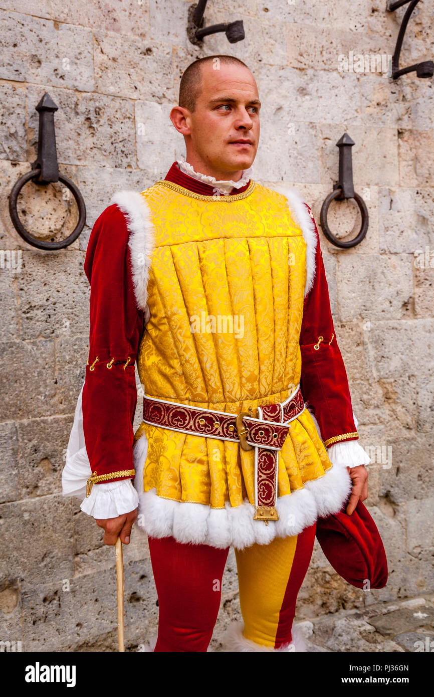 Ein Mann von der Contrada Valdimontone (RAM) wartet auf die Zuordnung der Pferde Zeremonie in der Piazza Del Campo, Palio Di Siena, Italien zu beginnen. Stockfoto