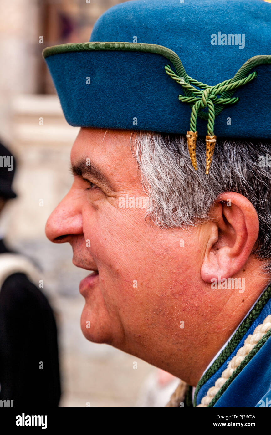 Eine lokale Musiker gekleidet in mittelalterlichen Kostüm wartet auf die Zuordnung der Pferde Zeremonie in der Piazza Del Campo, Palio Di Siena, Italien zu beginnen. Stockfoto