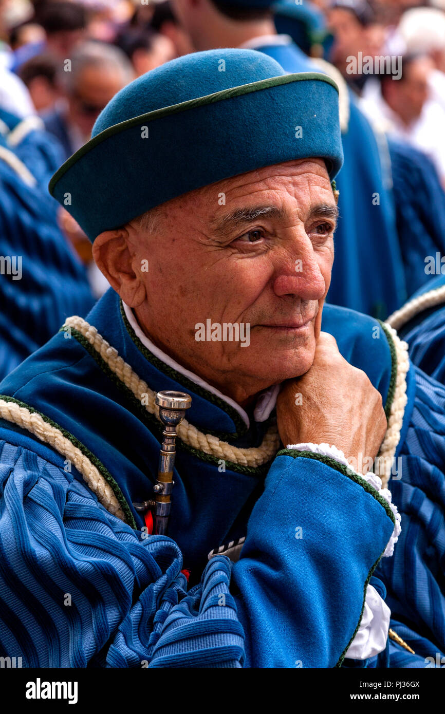 Eine lokale Musiker gekleidet in mittelalterlichen Kostüm wartet auf die Zuordnung der Pferde Zeremonie in der Piazza Del Campo, Palio Di Siena, Italien zu beginnen. Stockfoto