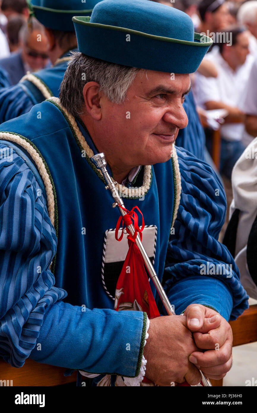 Eine lokale Musiker gekleidet in mittelalterlichen Kostüm wartet auf die Zuordnung der Pferde Zeremonie in der Piazza Del Campo, Palio di Siena, Siena zu beginnen, Stockfoto