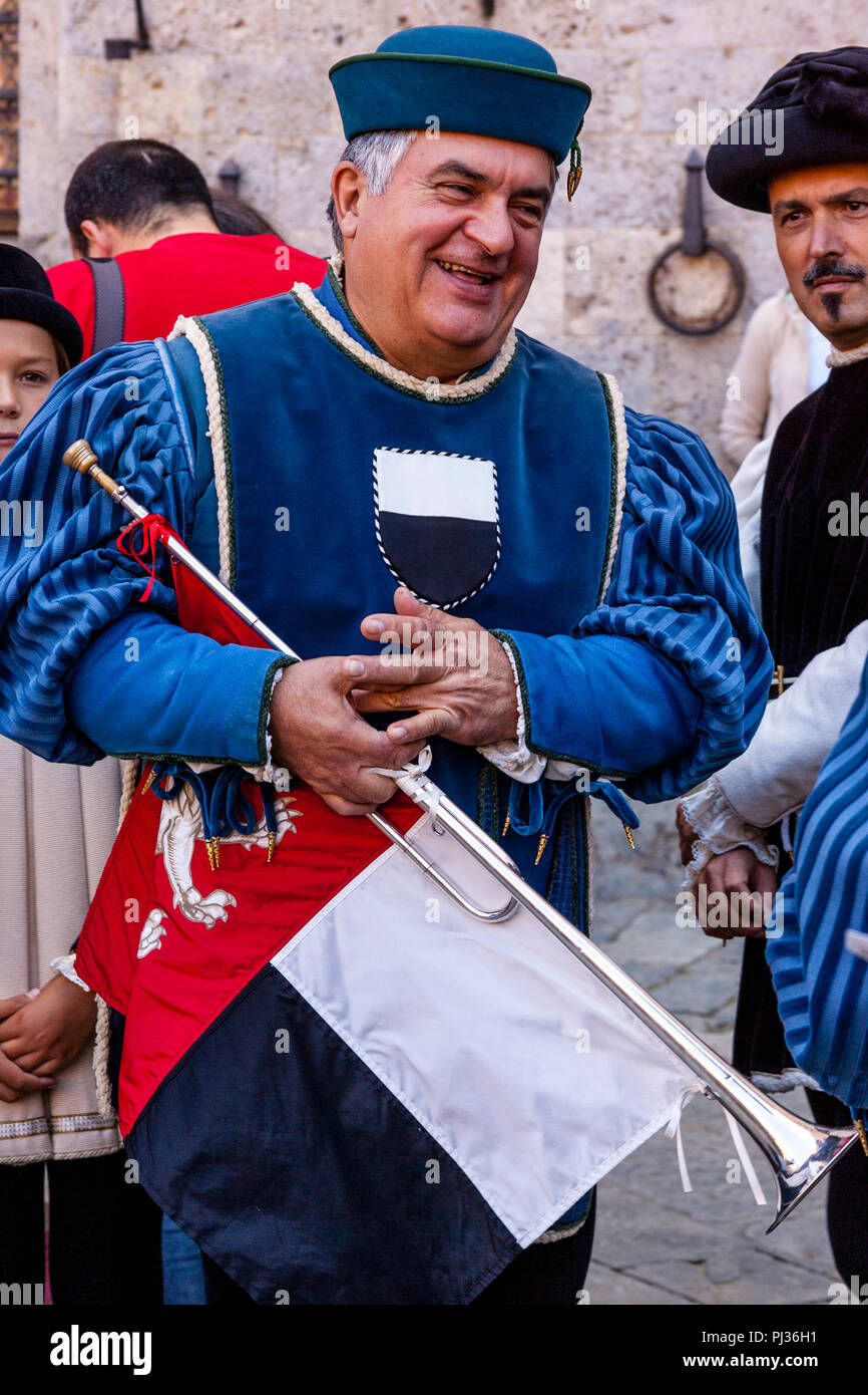 Eine lokale Musiker gekleidet in mittelalterlichen Kostüm wartet auf die Zuordnung der Pferde Zeremonie in der Piazza Del Campo, Palio di Siena, Siena zu beginnen, Stockfoto