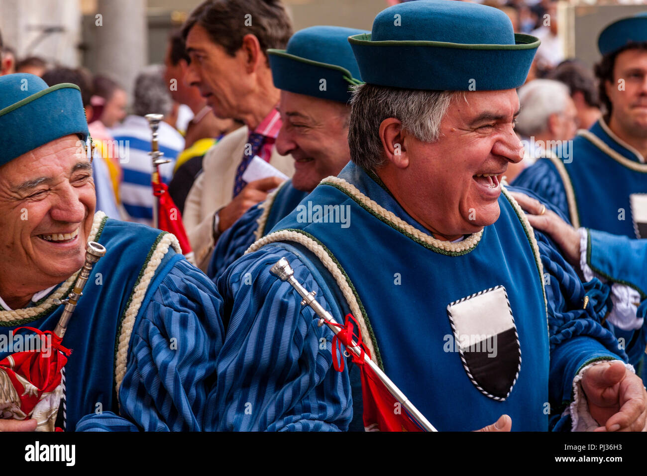 Lokale Musiker im mittelalterlichen Kostüm für die Zuordnung der Pferde Zeremonie in der Piazza Del Campo, Palio Di Siena, Italien beginnen Stockfoto