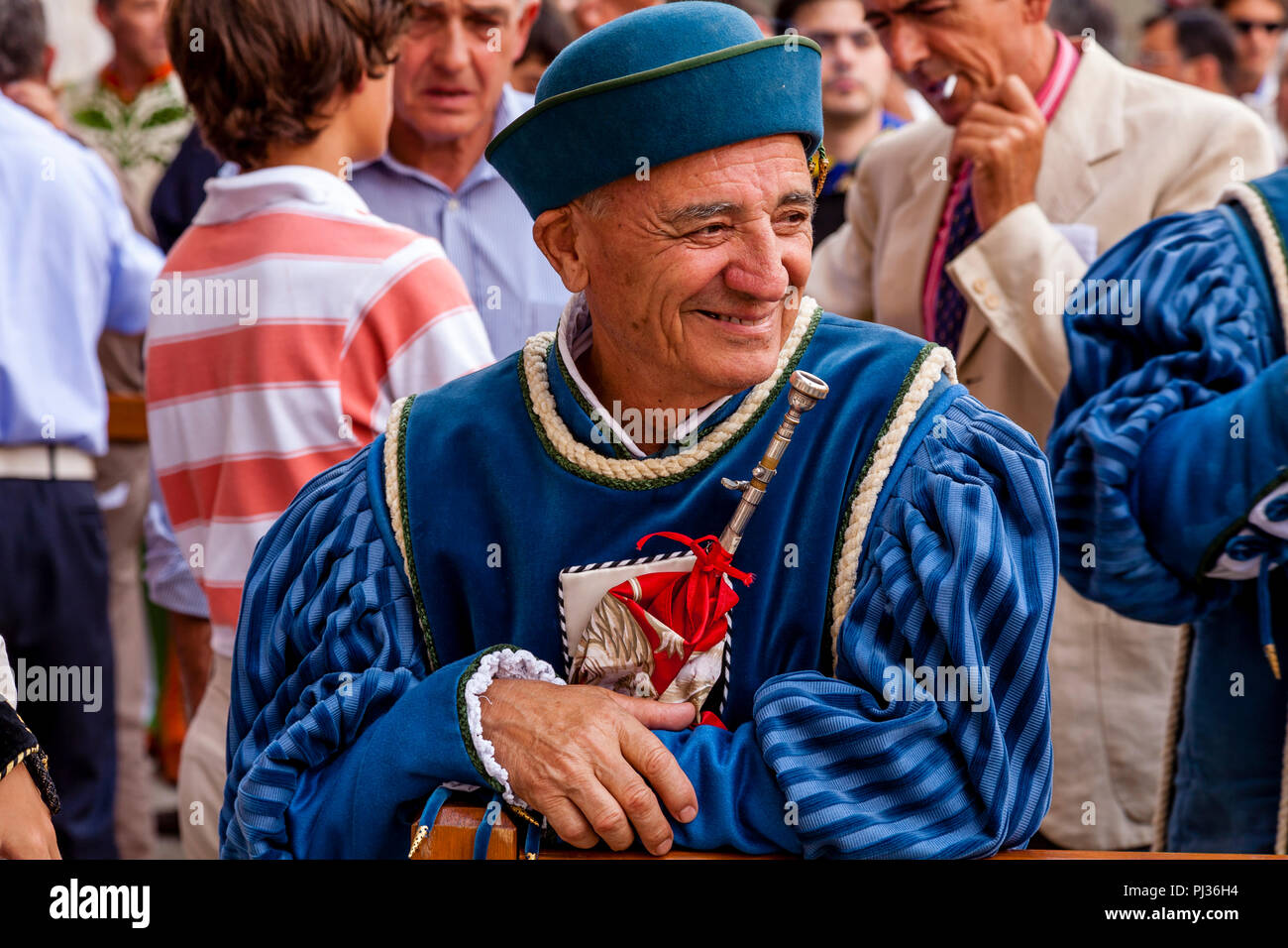 Eine lokale Musiker gekleidet in mittelalterlichen Kostüm wartet auf die Zuordnung der Pferde Zeremonie in der Piazza Del Campo, Palio Di Siena, Italien zu beginnen. Stockfoto
