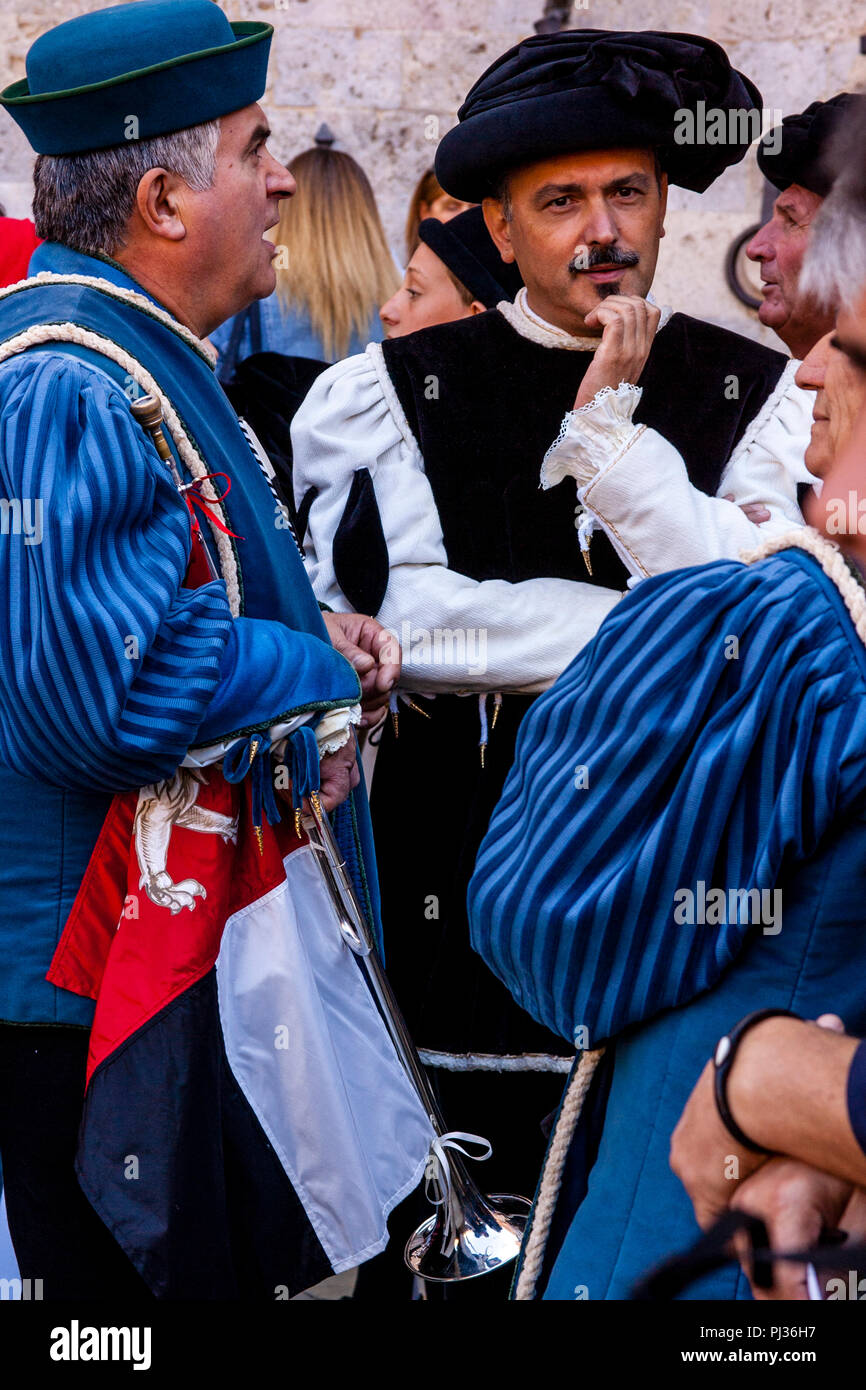 Die Menschen gekleidet in mittelalterlichen Kostüm für die Zuordnung der Pferde Zeremonie in der Piazza Del Campo, Palio di Siena, Siena, Italien beginnen Stockfoto