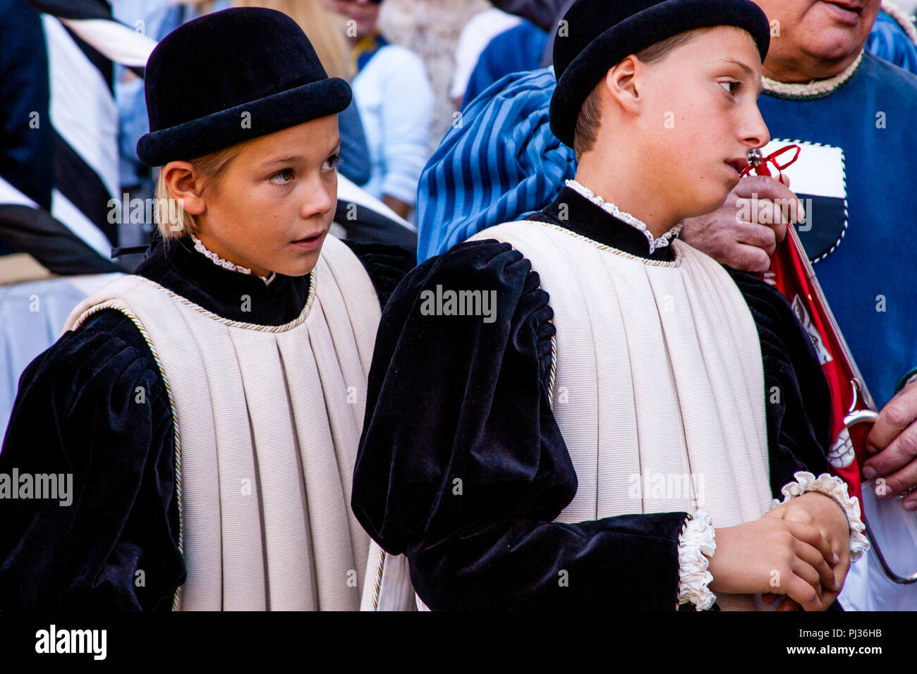 Die Kinder gekleidet in mittelalterlichen Kostüm für die Zuordnung der Pferde Zeremonie in der Piazza Del Campo, Palio Di Siena, Italien beginnen Stockfoto