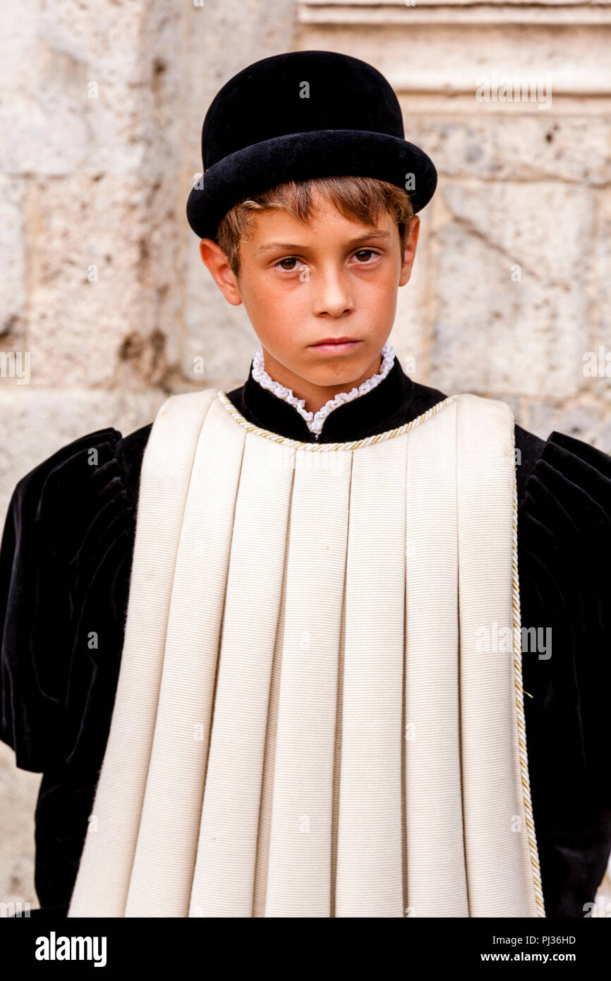 Die Kinder gekleidet in mittelalterlichen Kostüm für die Zuordnung der Pferde Zeremonie in der Piazza Del Campo, Palio Di Siena, Italien beginnen Stockfoto