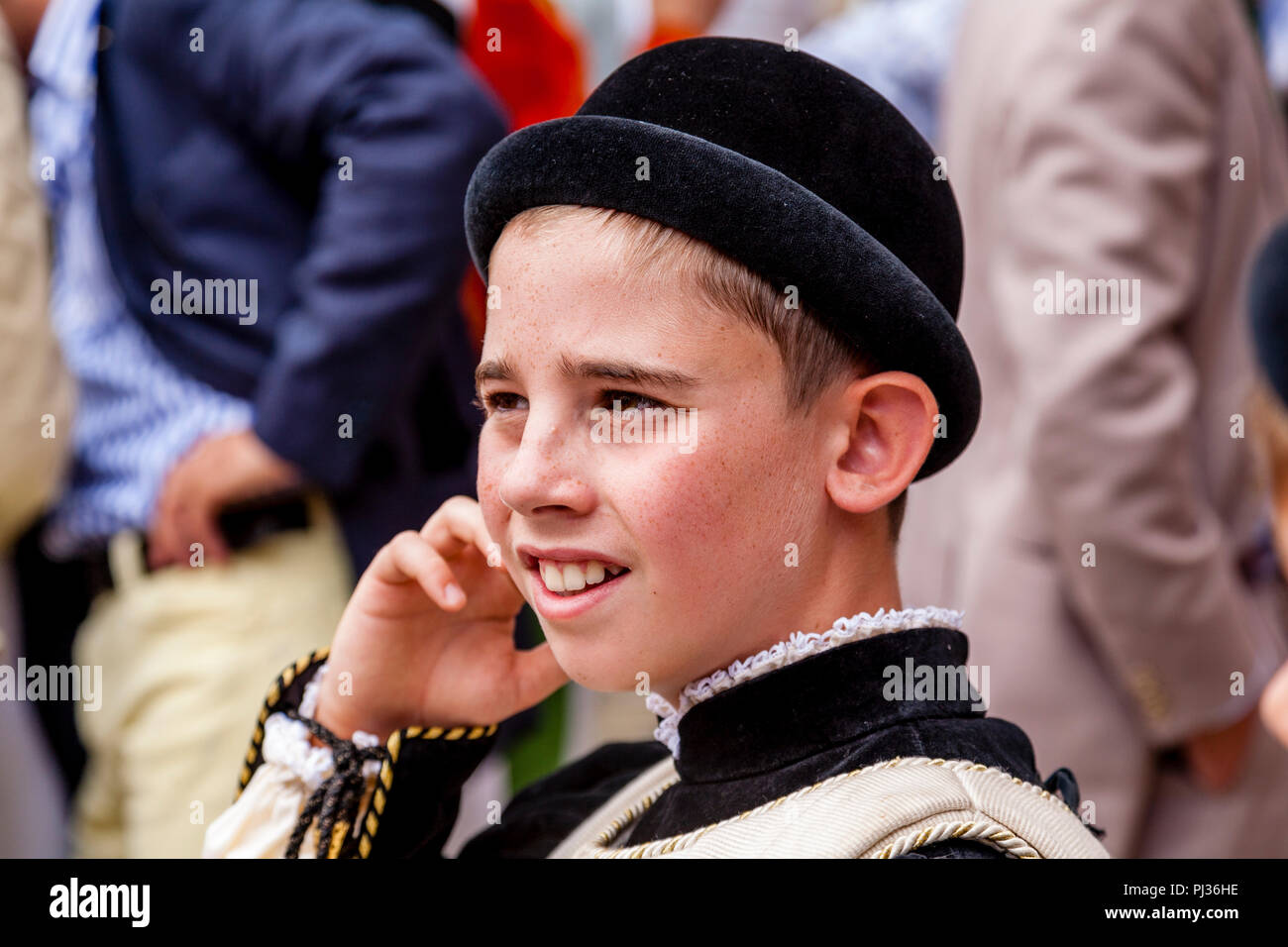 Die Kinder gekleidet in mittelalterlichen Kostüm für die Zuordnung der Pferde Zeremonie in der Piazza Del Campo, Palio Di Siena, Italien beginnen Stockfoto