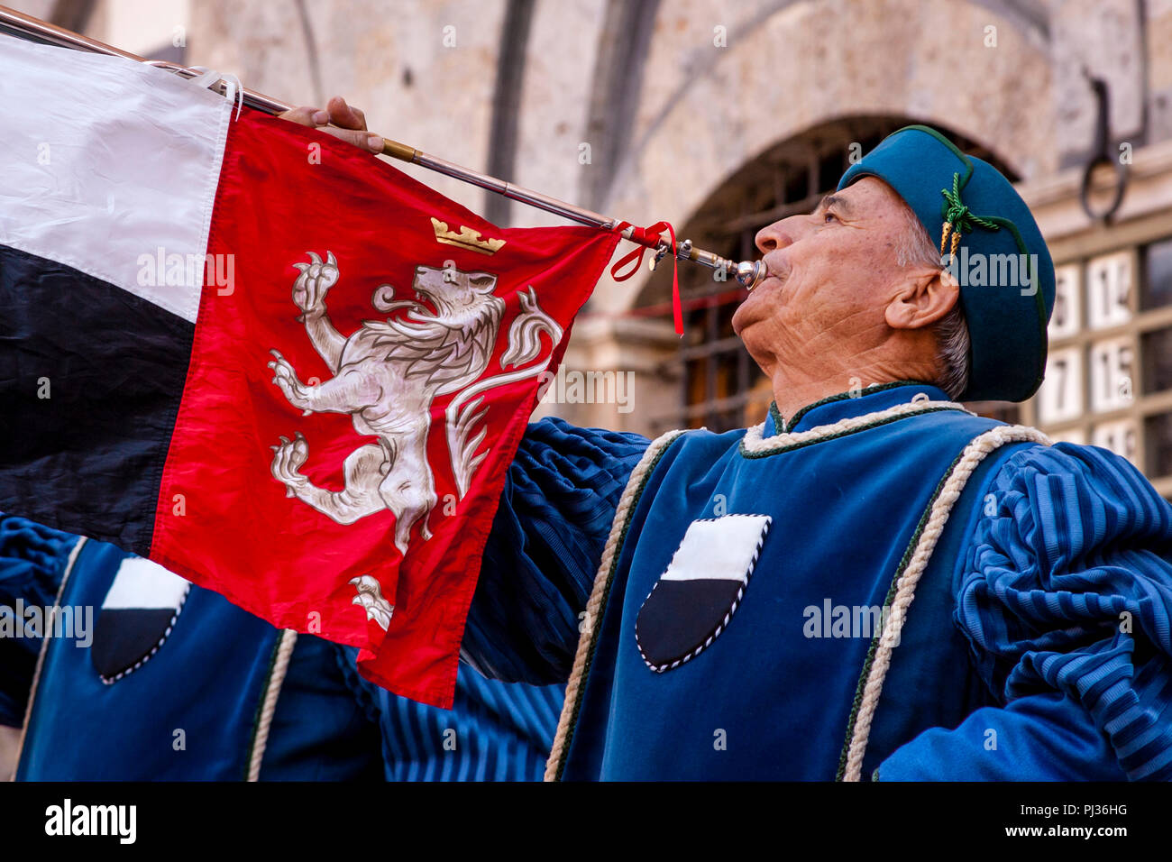 Musiker in der mittelalterlichen Kostüm Spielen gekleidet zu verkünden den Beginn der Zuordnung der Pferde Zeremonie, Piazza Del Campo, Palio Di Siena, Italien Stockfoto