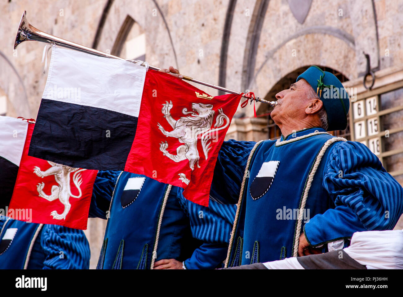 Musiker in der mittelalterlichen Kostüm Spielen gekleidet zu verkünden den Beginn der Zuordnung der Pferde Zeremonie, Piazza Del Campo, Palio Di Siena, Italien Stockfoto