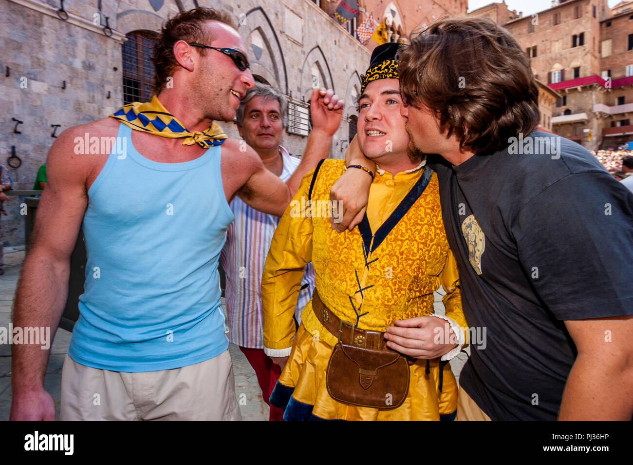 Die Aquila Contrada Feiern sind ein beliebtes Pferd während der Tratta' (Die Zuordnung der Pferde) Zeremonie, Palio Di Siena, Italien Stockfoto