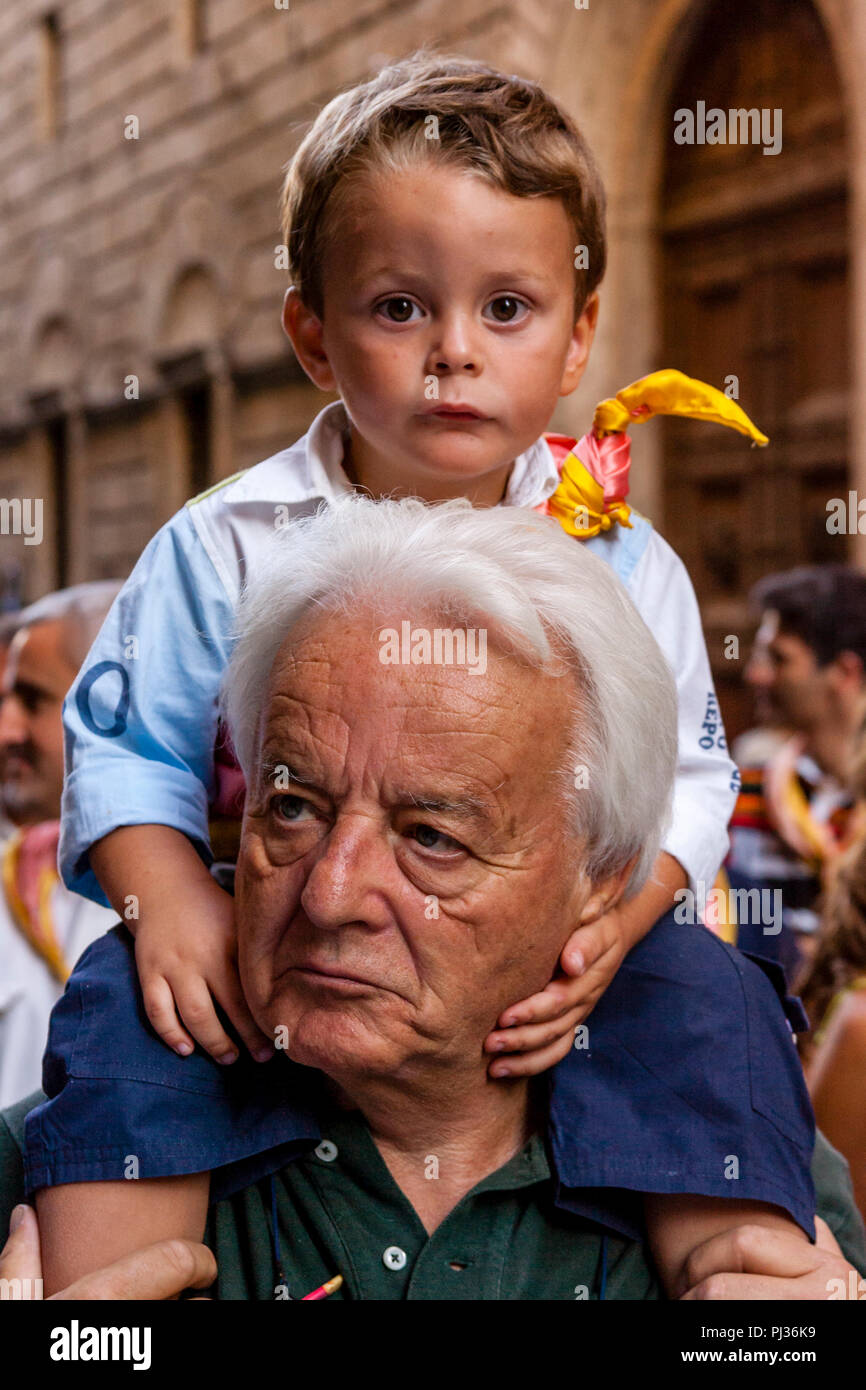 Contrada Mitglieder aus dem Valdimontone (RAM) Contrada auf dem Weg zur Piazza Del Campo, Palio di Siena, Siena, Italien Stockfoto