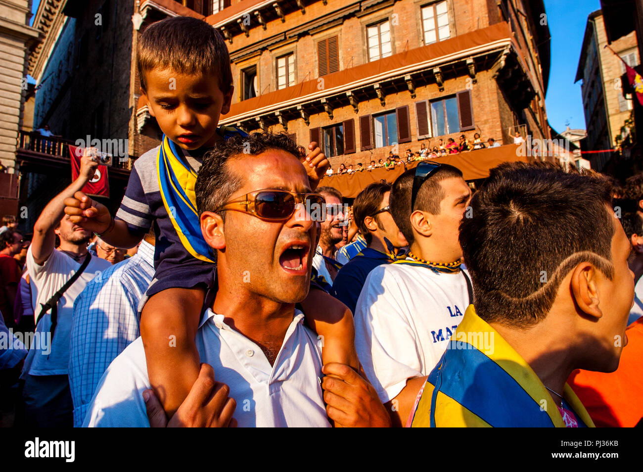 Contrada Mitglieder aus dem Tartuca Contrada kommen in der Piazza Del Campo, einer der sechs Trial Rennen, den Palio di Siena, Siena, Italien Stockfoto