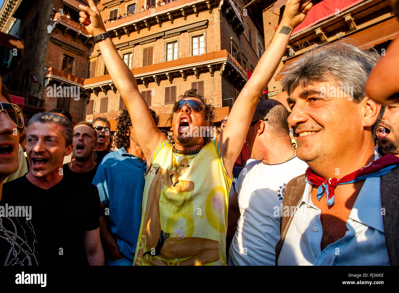 Contrada Mitglieder aus der Torre (Turm) Contrada kommen in der Piazza Del Campo, einer der sechs Trial Rennen, den Palio di Siena, Siena, Italien Stockfoto