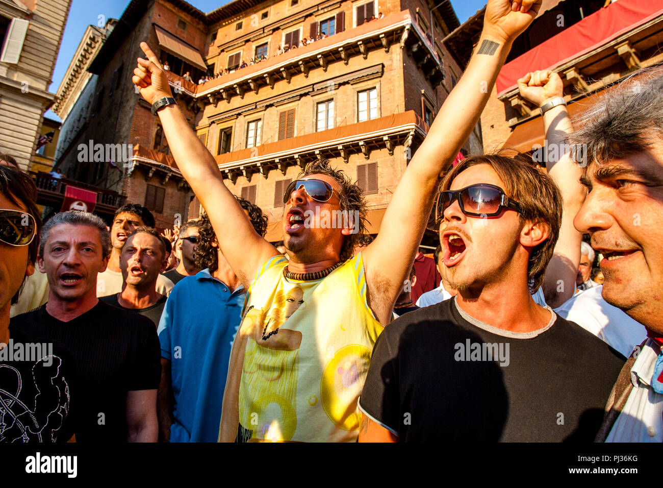 Contrada Mitglieder aus der Torre (Turm) Contrada kommen in der Piazza Del Campo, einer der sechs Trial Rennen, den Palio di Siena, Siena, Italien Stockfoto