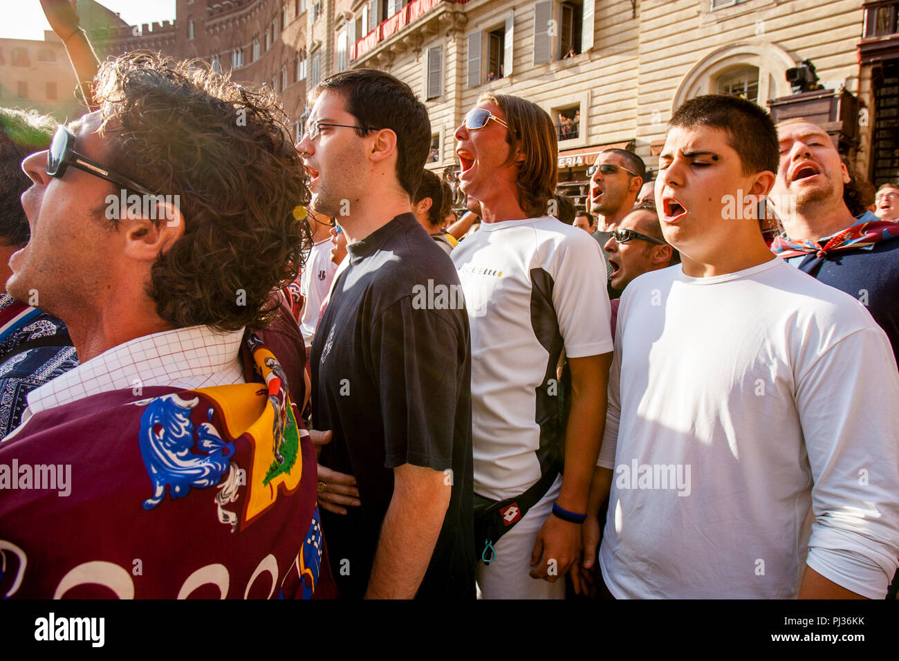 Contrada Mitglieder aus der Torre (Turm) Contrada kommen in der Piazza Del Campo, einer der sechs Trial Rennen, den Palio di Siena, Siena, Italien Stockfoto