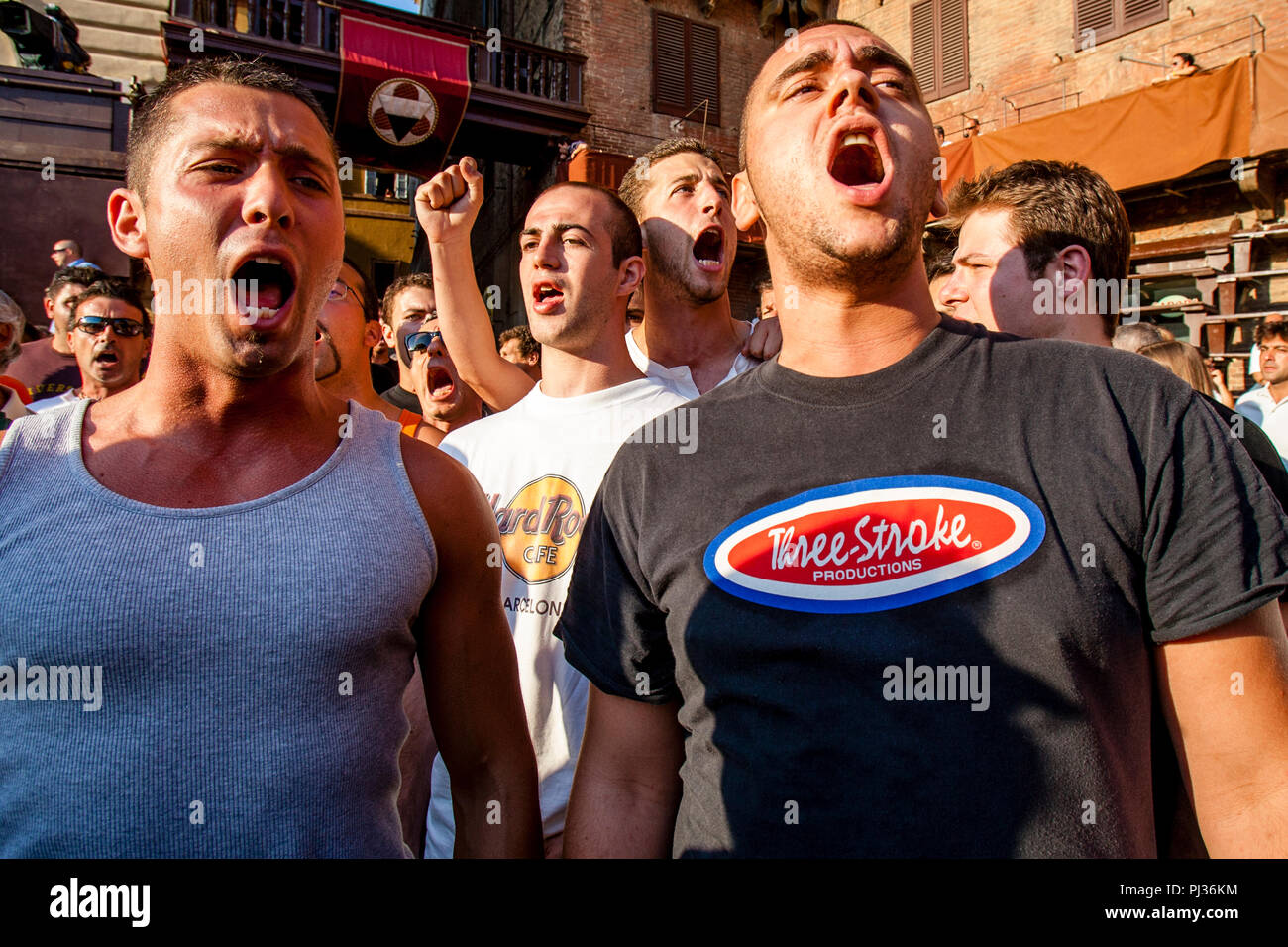 Contrada Mitglieder kommen in der Piazza Del Campo, einer der sechs Trial Rennen, den Palio di Siena, Siena, Italien Stockfoto