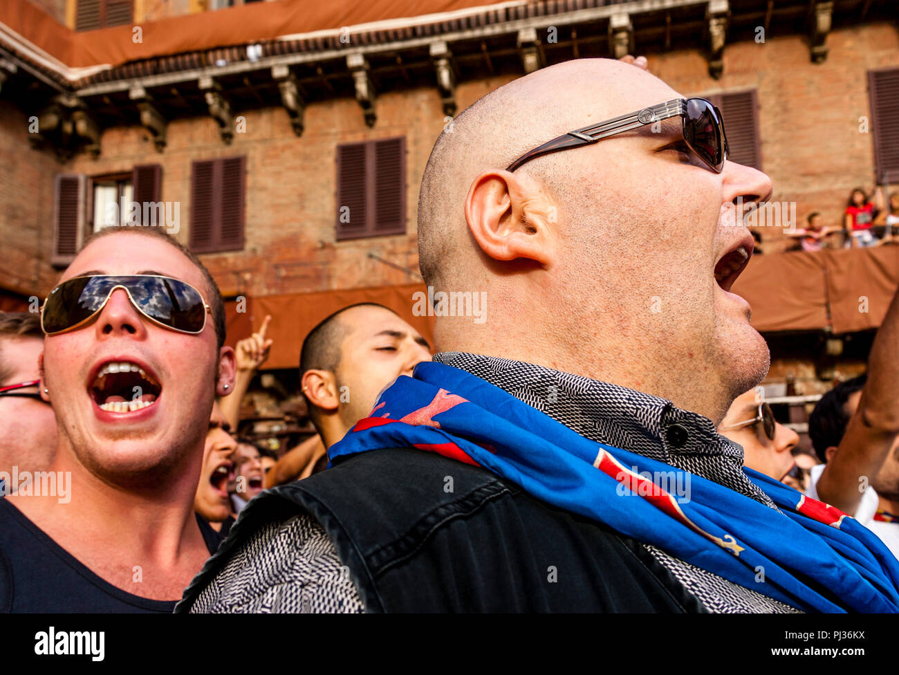 Contrada Mitglieder aus dem nicchio (Shell) Contrada kommen in der Piazza Del Campo, einer der sechs Trial Rennen, den Palio di Siena, Siena, Ital Stockfoto
