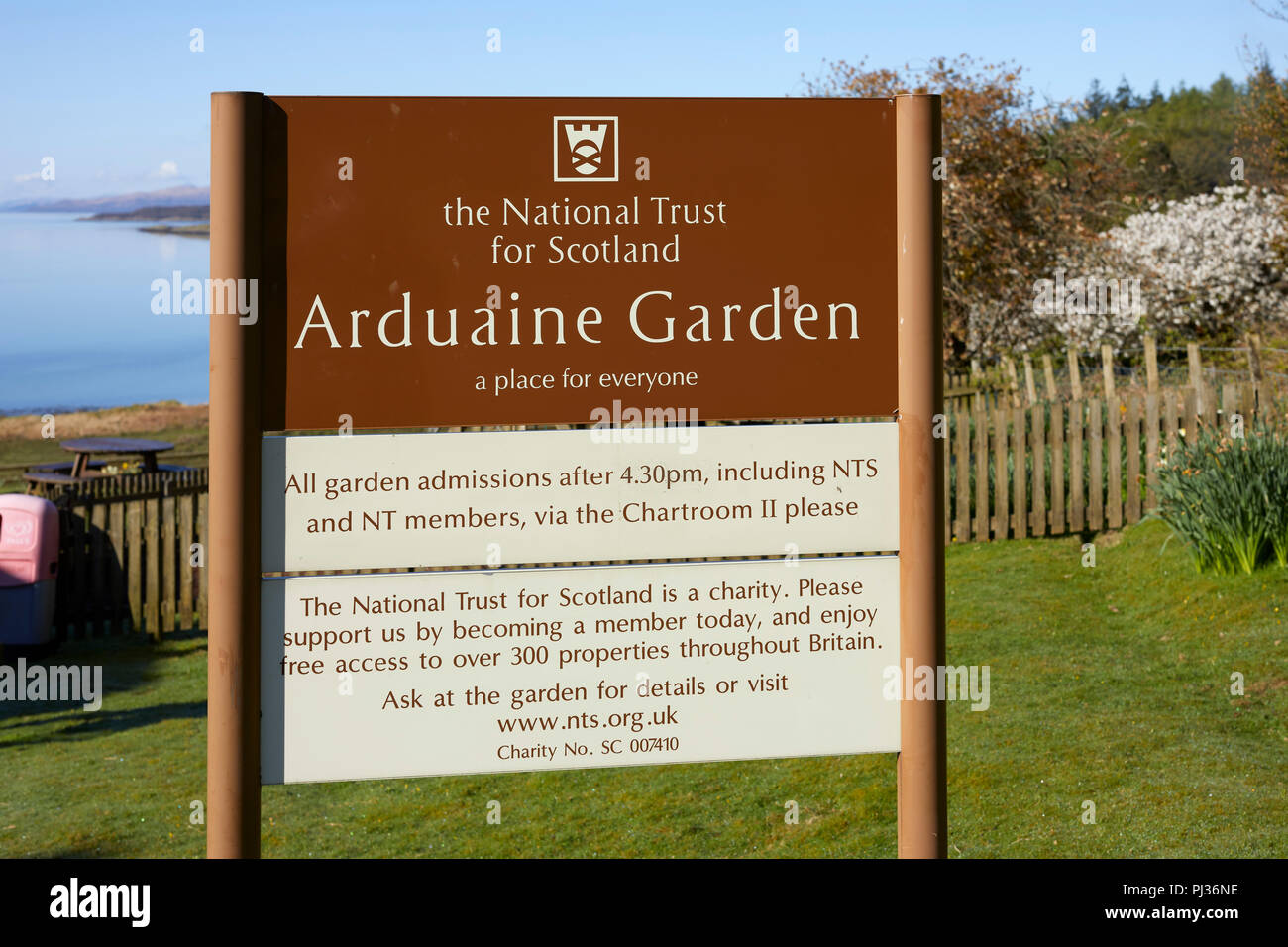 Am frühen Morgen. Information Board für National Trust of Scotland Arduaine Garden. Arduaine, Argyll, Schottland Stockfoto