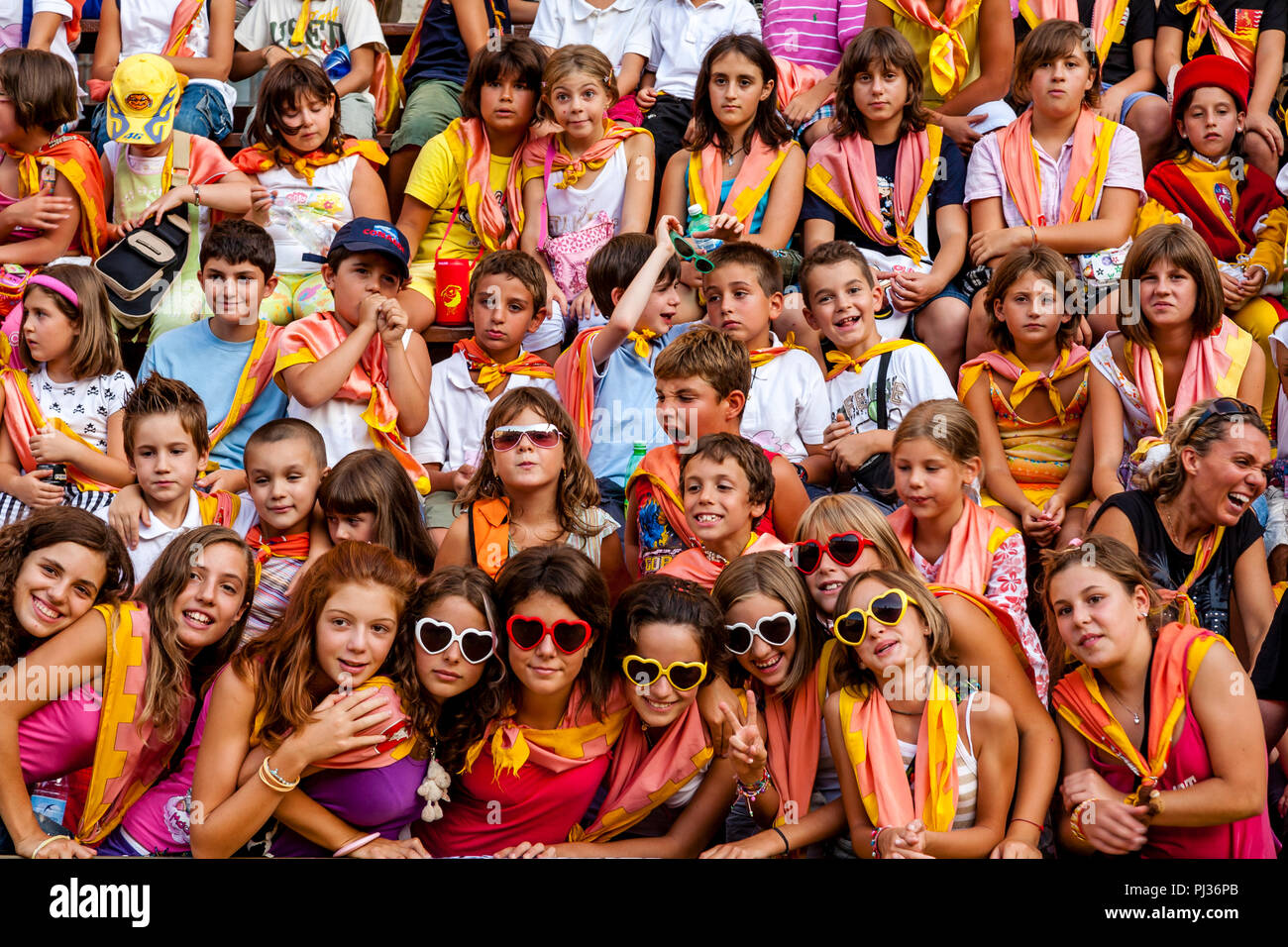 Kinder aus der Contrada Valdimontone (RAM) auf der Piazza Del Campo, während einer der sechs Trial Rennen, den Palio di Siena, Siena, Italien Stockfoto