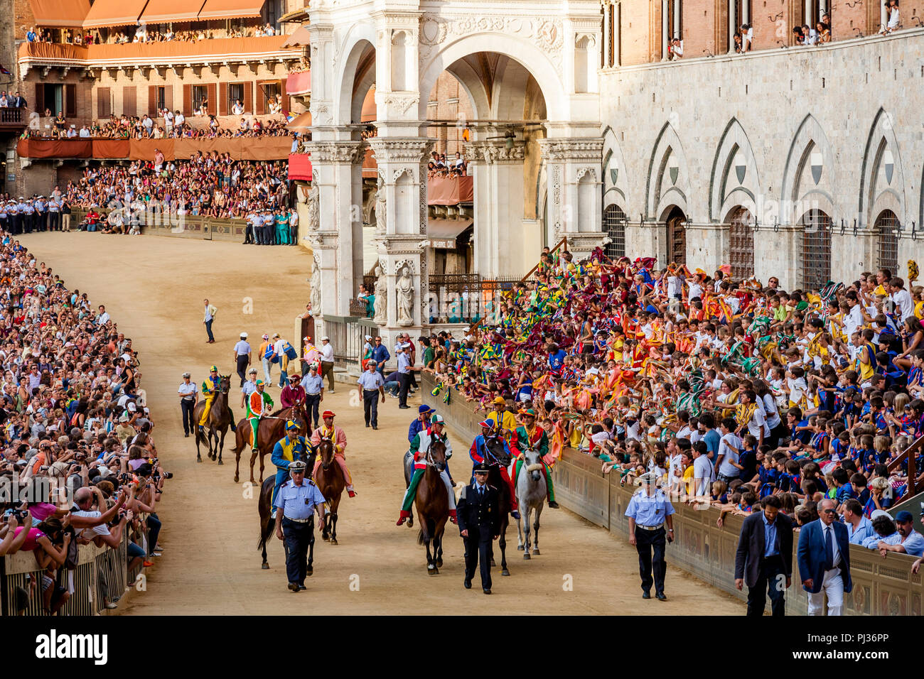 Pferde und Jockeys aus jeder der 10 konkurrierenden Contradas sind in die Piazza Del Campo für eine Rasse, der Palio di Siena, Siena, Italien Stockfoto