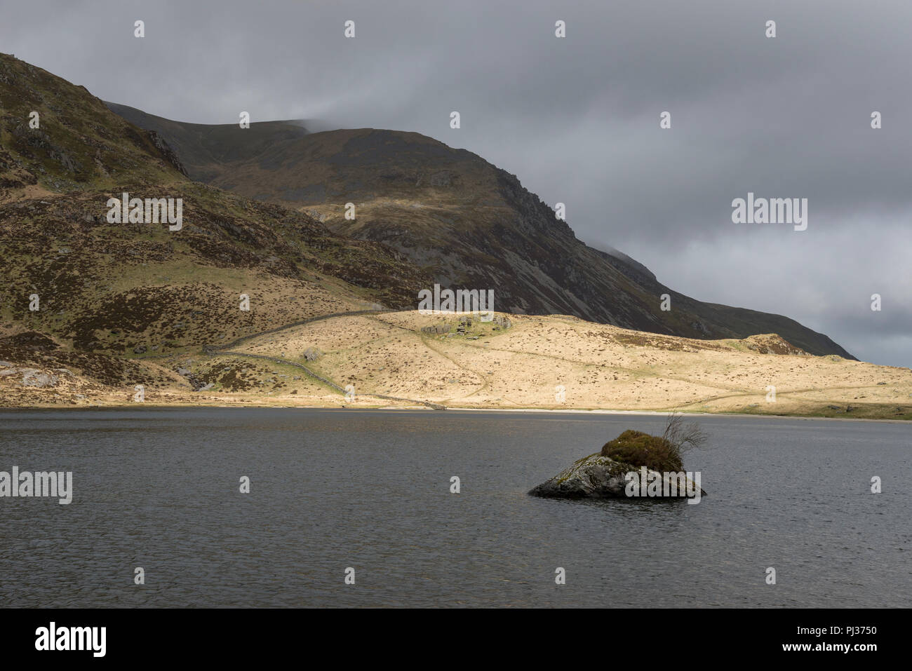 Schöne Berglandschaft rund um Llyn Idwal im Cwm Idwal Nature Reserve, Snowdonia National Park, North Wales. Stockfoto