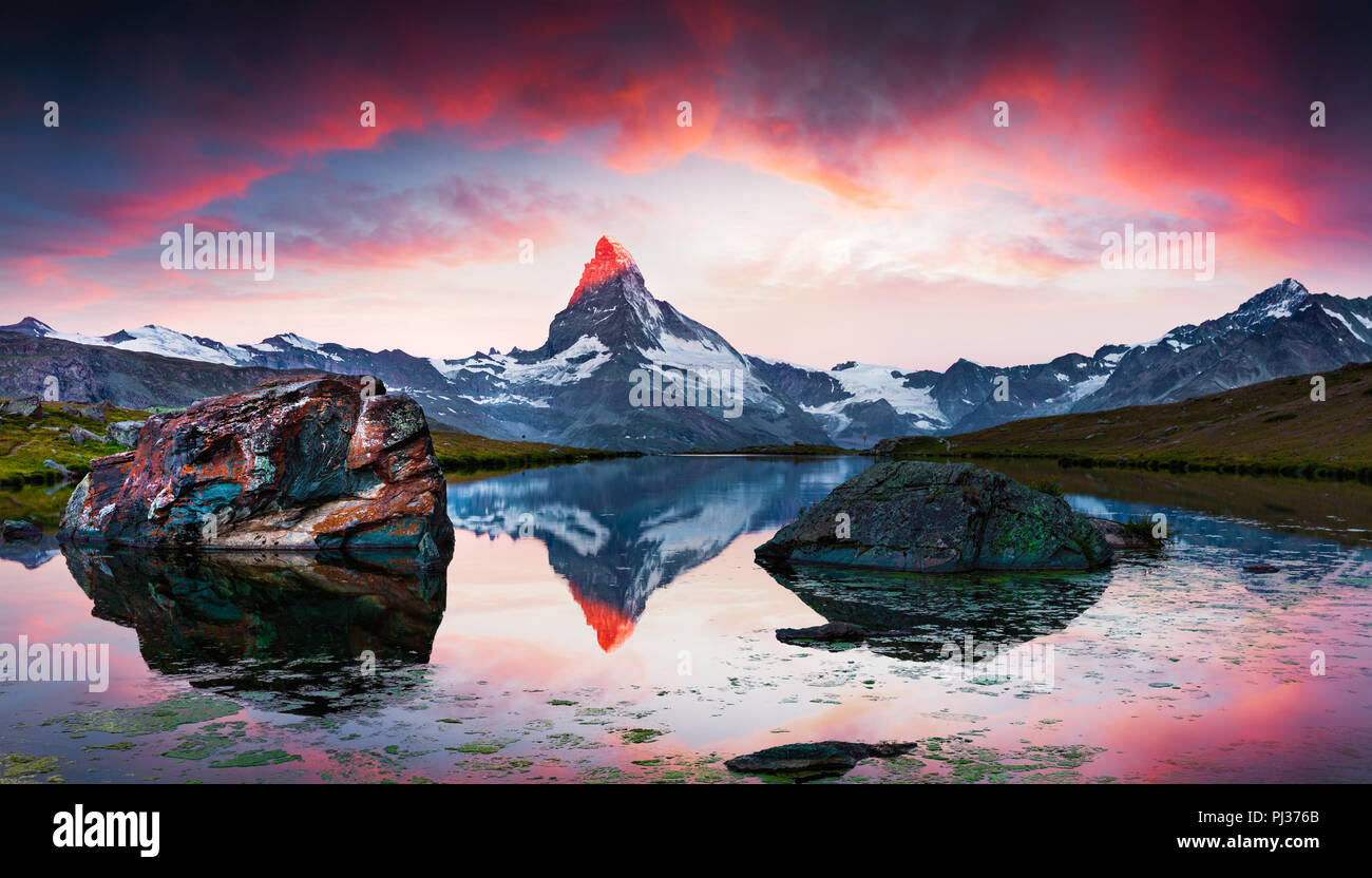 Farbenfrohe Sommer Sonnenaufgang am Stellisee See. Reflexion des Matterhorns (Monte Cervino, Mont Cervin) Höhepunkt in der watter Oberfläche. Schöne im SCE Stockfoto