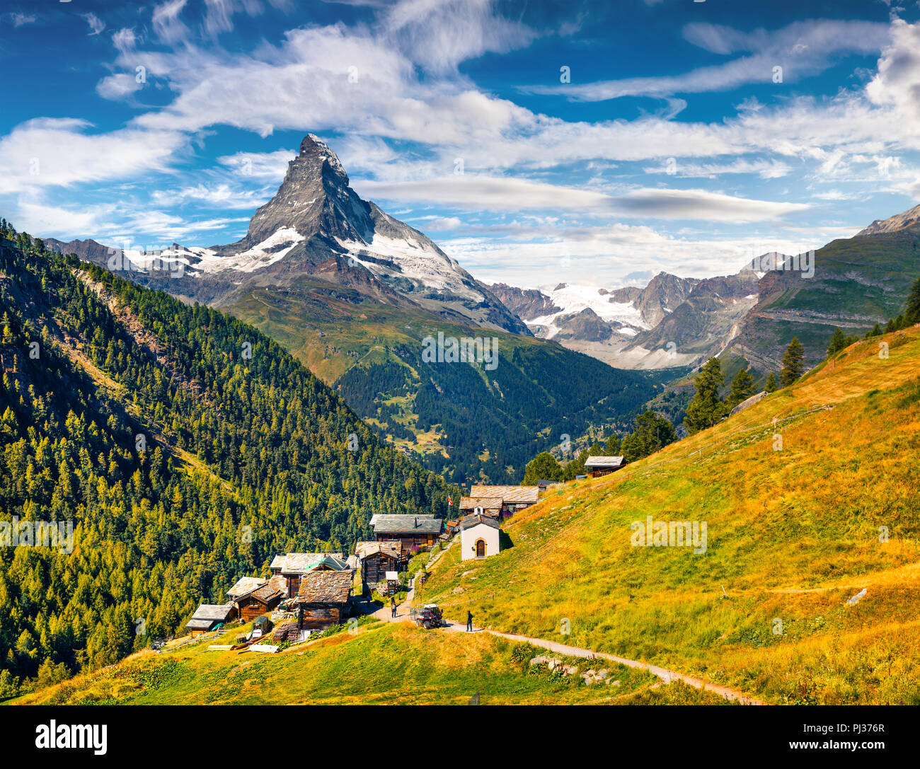 Sonnigen Sommermorgen in Zermatt mit Matterhorn (Monte Cervino, Mont Cervin) Peak im Hintergrund. Schöne outdoor Szene in den Schweizer Alpen, Wallis Stockfoto