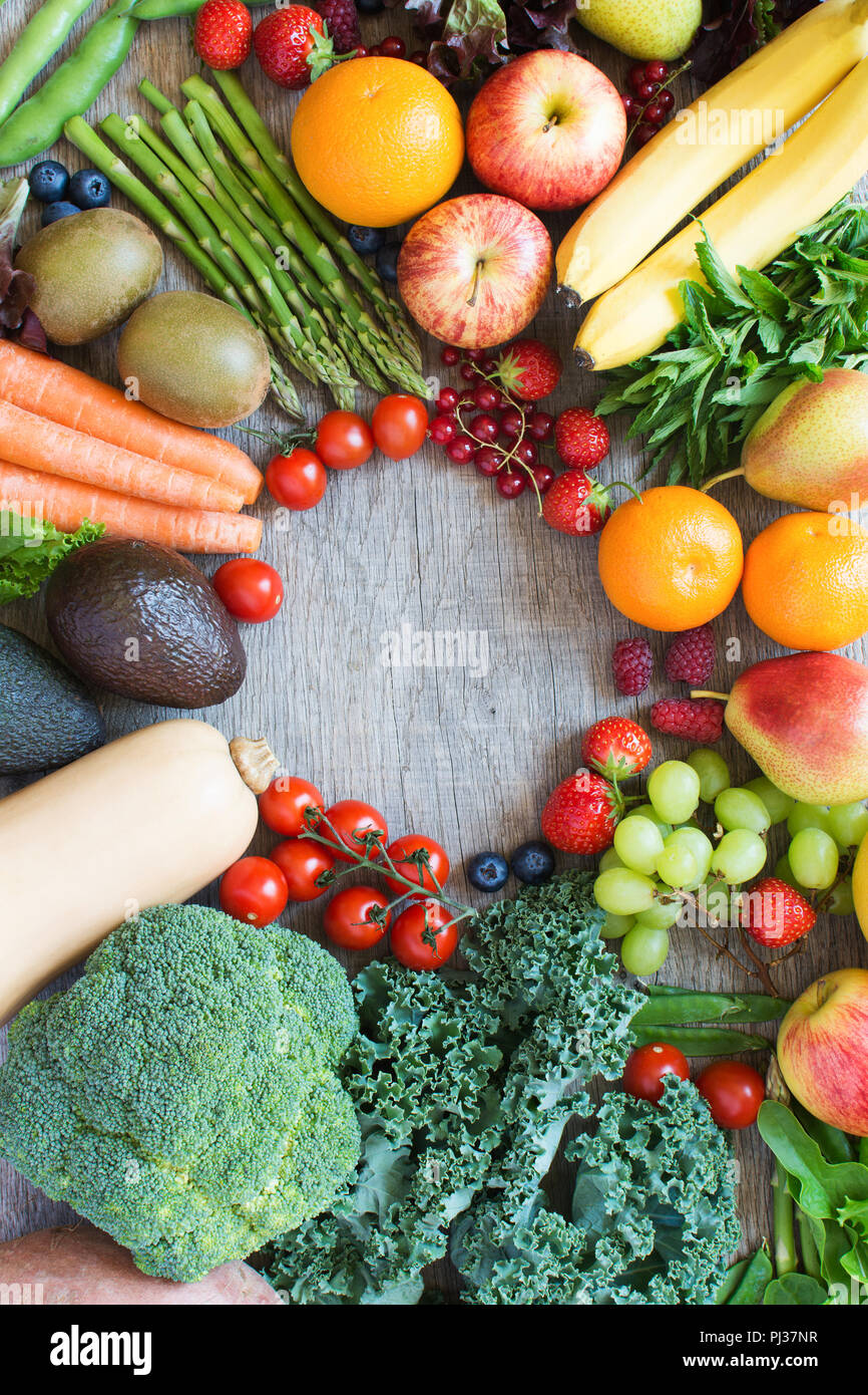 Überblick über verschiedene Früchte und Gemüse in einem Kreis angeordnet, auf den grauen Holz- Tabelle, kopieren Platz für Text, Vertikal, selektiven Fokus Stockfoto