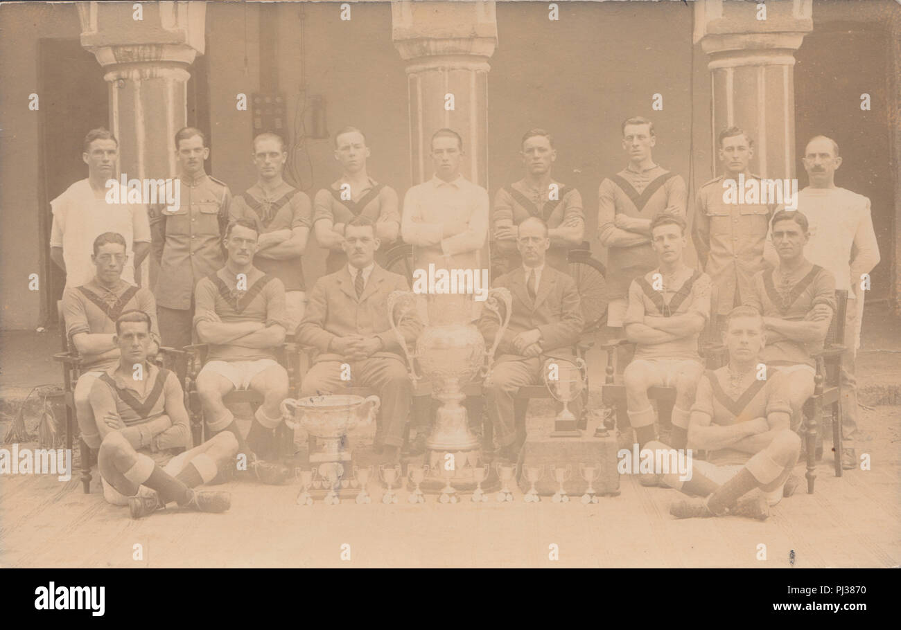 Vintage Foto von einem britischen Militär Sport Team und ihren Trophäen. Stockfoto