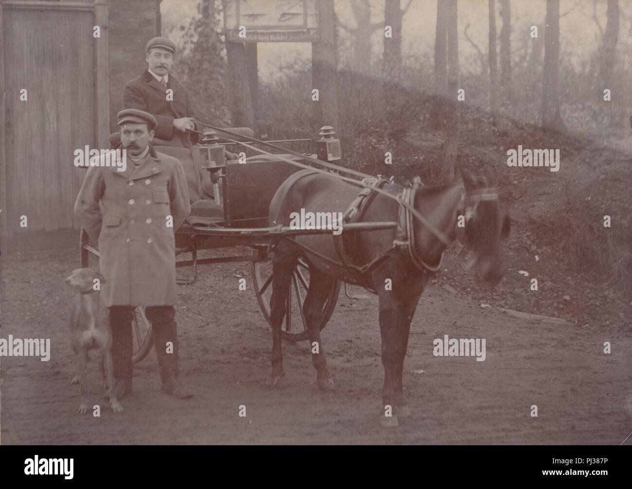 Victorian Foto von einem Pferd und Wagen außerhalb der Anchor Inn, Ealing Lane, Ealing, Hampshire, England Stockfoto