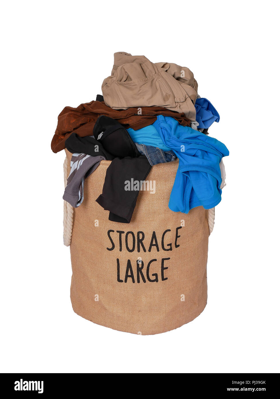 Haufen schmutziger Wäsche in die Waschmaschine Stoff Lagerung große auf weißem Hintergrund Stockfoto