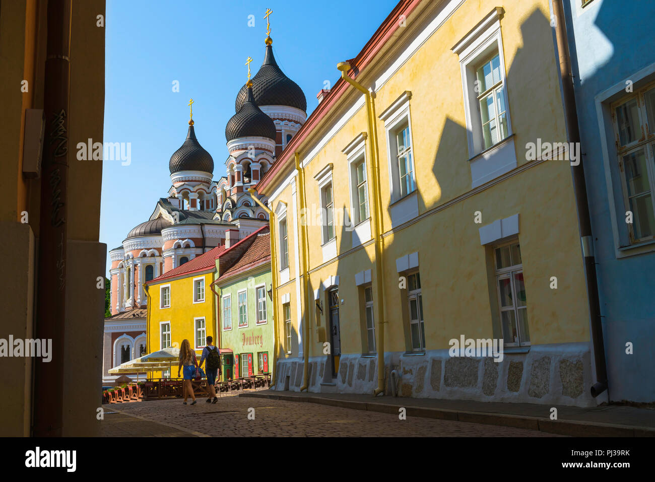 Junge Leute reisen, Aussicht im Sommer zwei junge Menschen entlang eine bunte Straße Toompea Hügel in Tallinn, Estland. Stockfoto