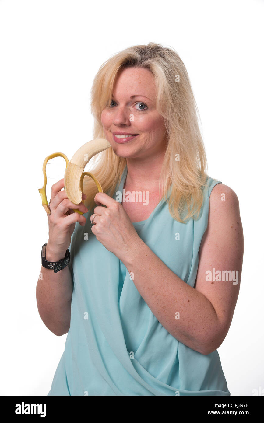 Das Essen einer Banane mit Lächeln Stockfoto