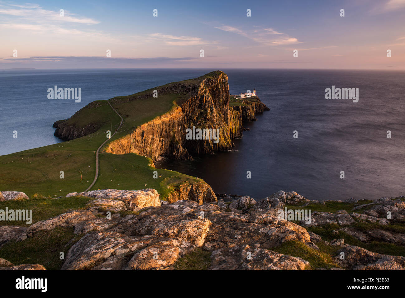 Der Leuchtturm von David Stevenson bei Neist point auf Skye, Schottland gebaut Stockfoto