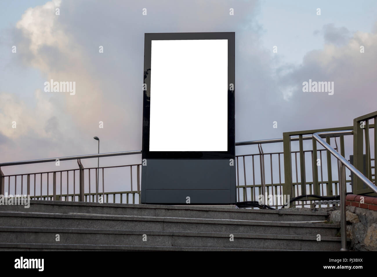 Eine große vertikale/Hochformat leere Plakatwand in Stadt. Stockfoto