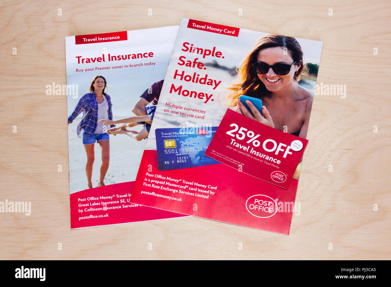 Reiseversicherung und Urlaub Geld Prospekte von einem britischen Post Stockfoto
