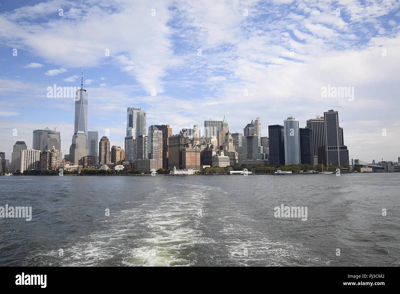 Downtown NYC Skyline vom Wasser Stockfoto