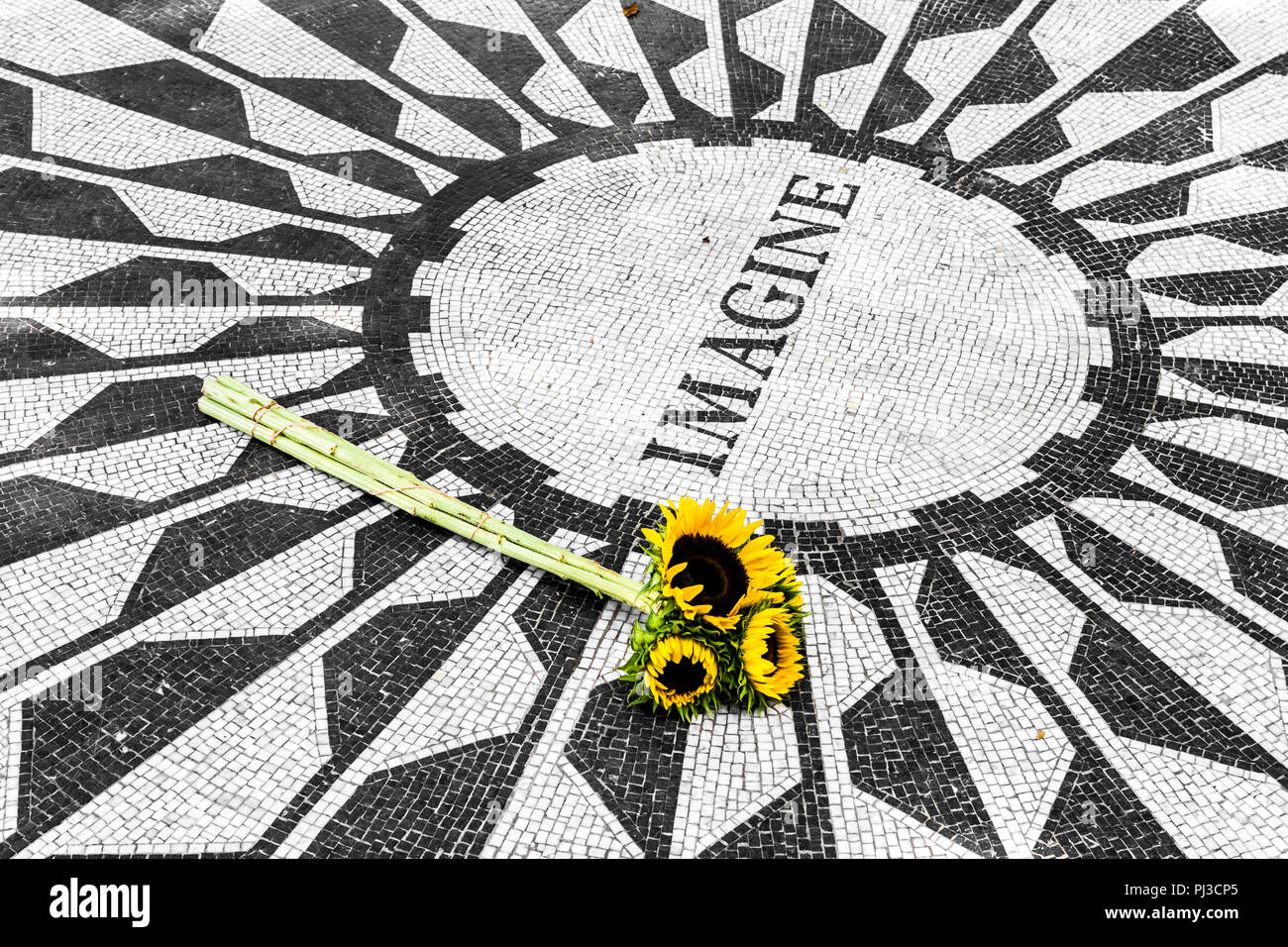 New York City. Die Beschriftung der Gedenkstätte Mosaik an Strawberry Fields John Lennon Memorial im Central Park, Manhattan vorstellen Stockfoto