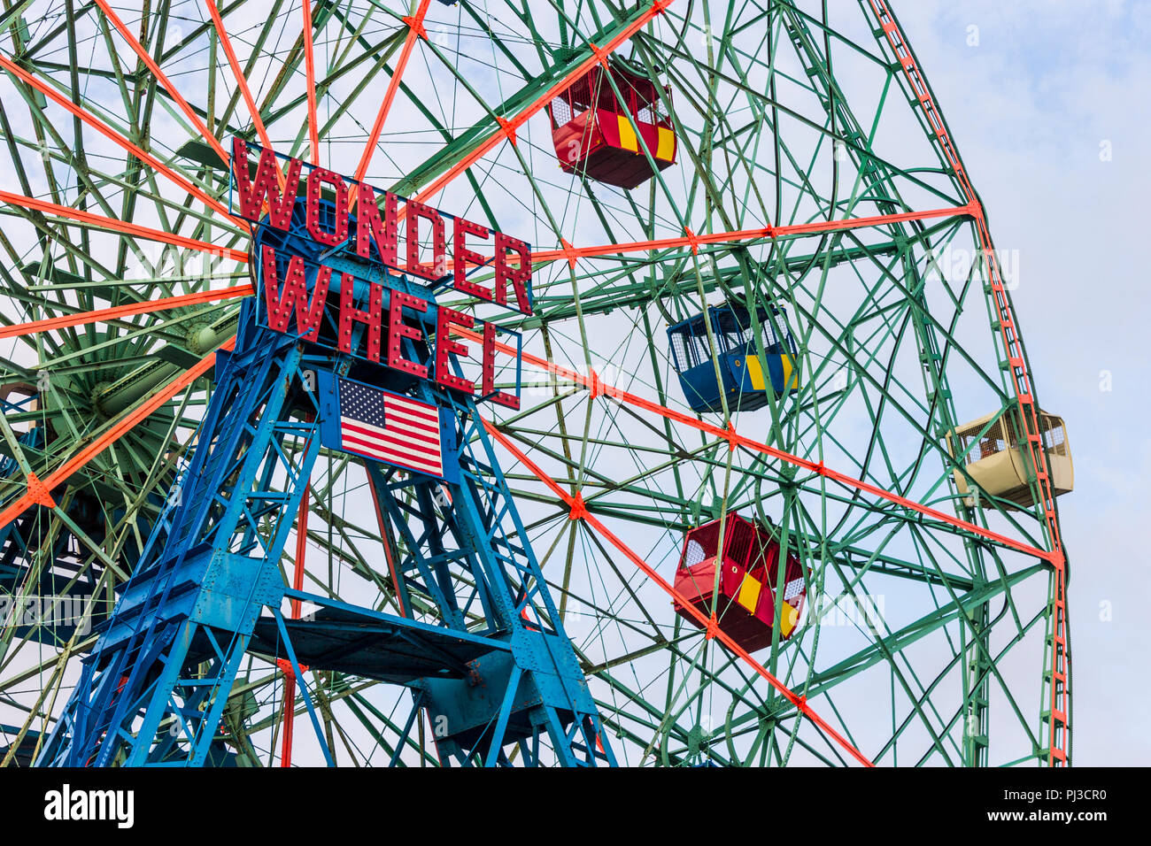 New York City. Das Wonder Wheel, ein 45,7-Meter (150 ft) hohen exzentrischen Riesenrad im Jahre 1920 erbaut und DENO'S WONDER WHEEL Amusement Park in Stockfoto