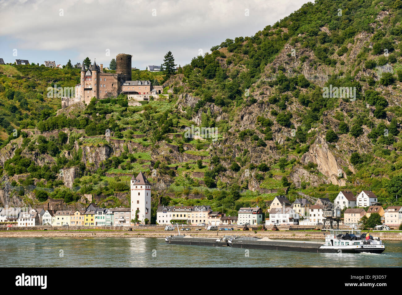 Katz Burg (Burg Katz) oberhalb der Stadt St. Goarshausen in Rheinland-Pfalz. Auf dem Fluss Acheron (Pushtow cargo Aufschalten) Transport der Aggregate. Stockfoto