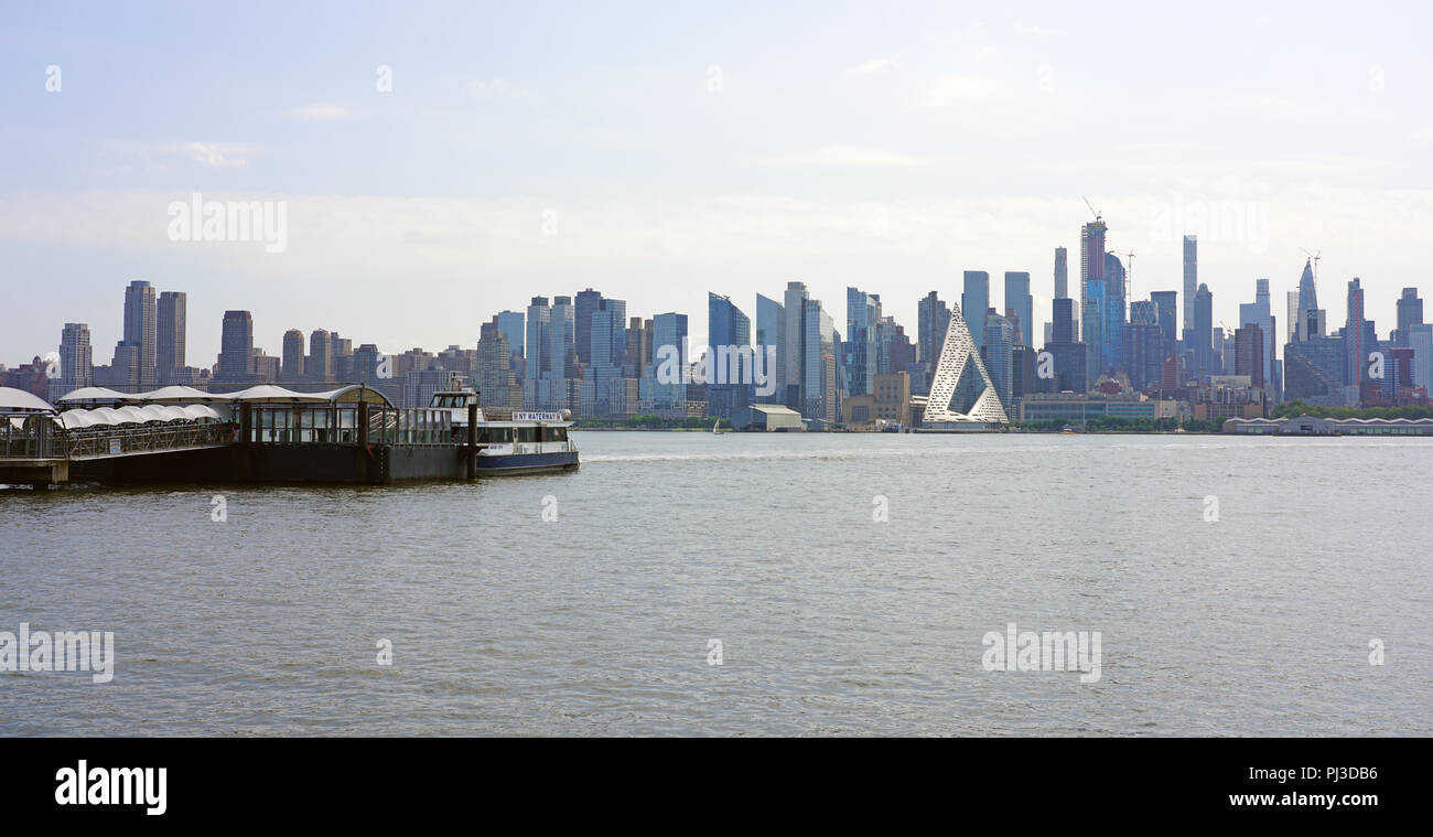 Blick auf den New York Waterway Ferry Terminal im Port Imperial in Weehawken, ein Transit Hub am Ufer des Hudson River in New Jersey Stockfoto