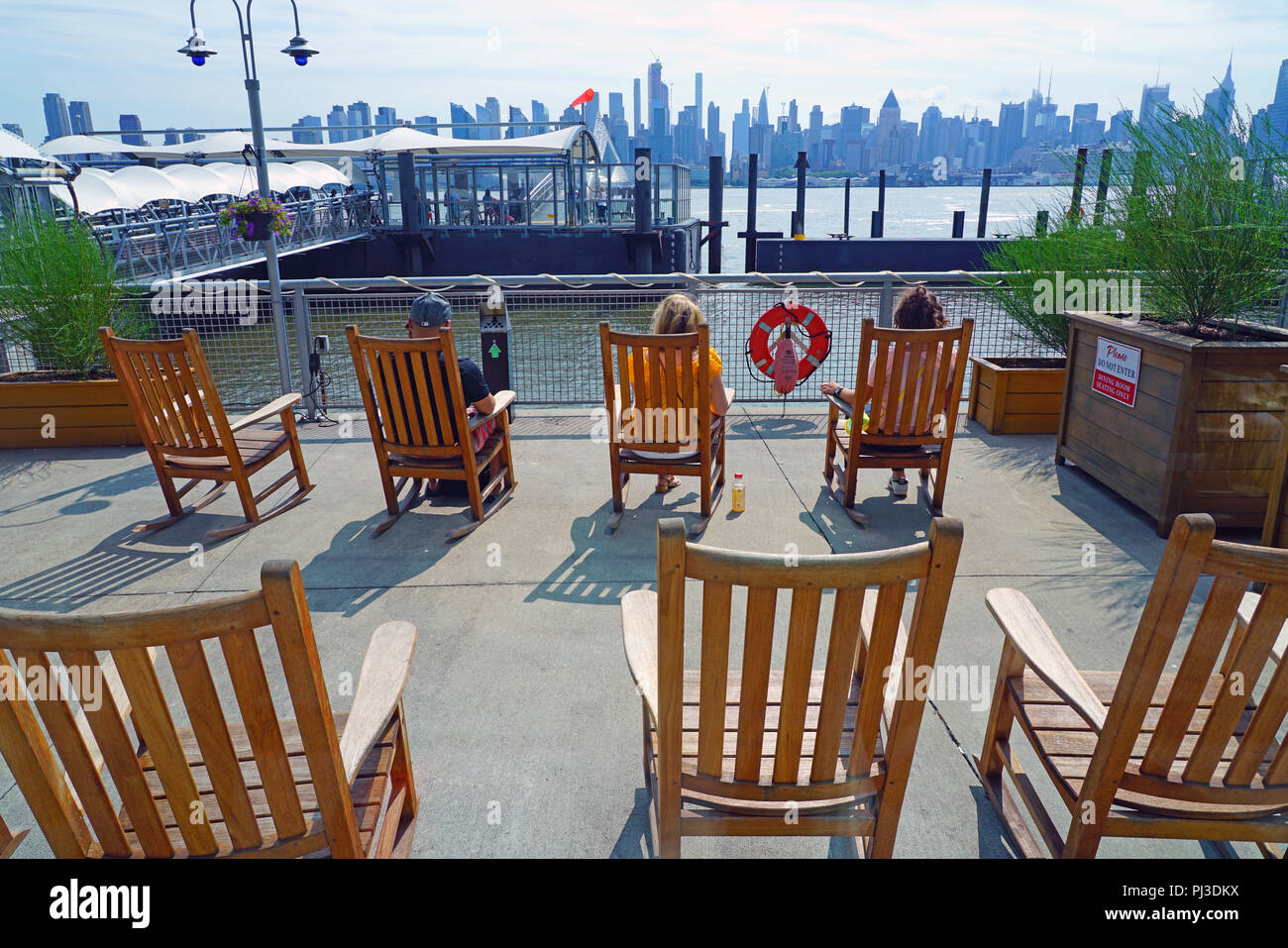 Blick auf den New York Waterway Ferry Terminal im Port Imperial in Weehawken, ein Transit Hub am Ufer des Hudson River in New Jersey Stockfoto