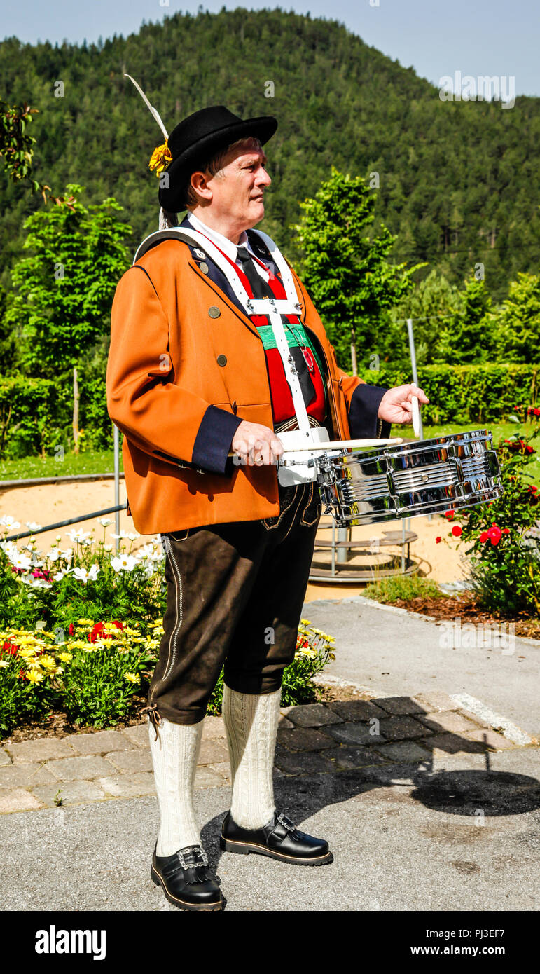 Lokale band Mitglieder spielen auf dem Dorfplatz vom Mäzenatentum Tag in Reith bei Seefeld, Österreich Stockfoto