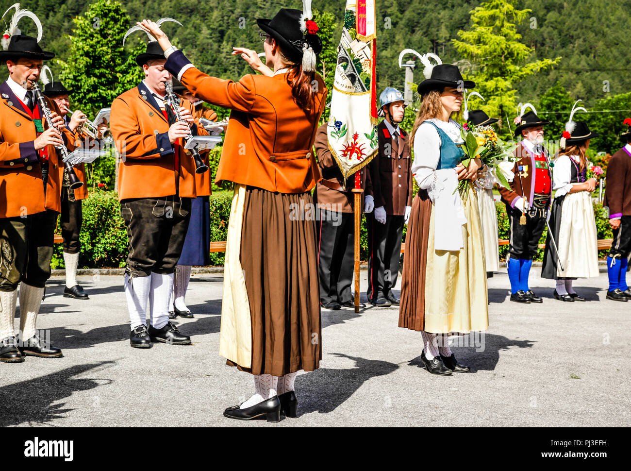 Lokale band Mitglieder spielen auf dem Dorfplatz vom Mäzenatentum Tag in Reith bei Seefeld, Österreich Stockfoto